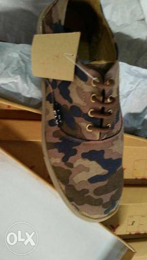 Army print casual sneaker