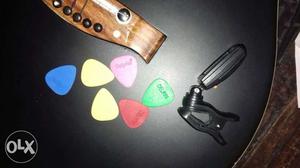 Guitar with beg and guitar tunner and 6 plectrum ph no photo