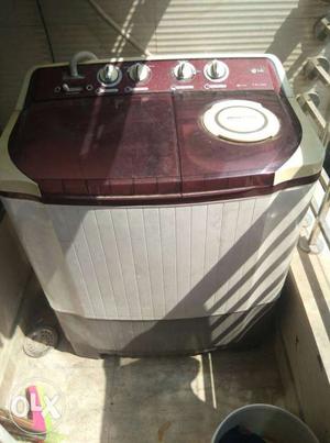 Red And White Twin-tub Clothes Washer And Drye.LG 6.8 kg
