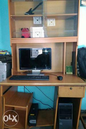 Very good condition Hp Computer along with table
