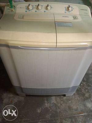 White Twin-tub Clothes Washer And Drye R