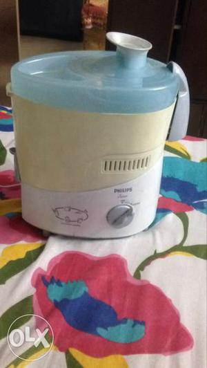 White,beige And Blue Philips Juicer