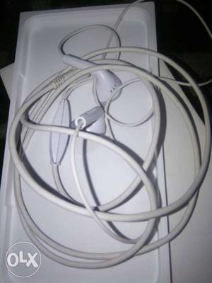 I want to sell my samsung orignal earphones Only few days