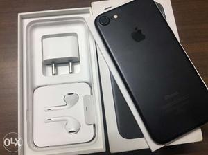 IPhone 7 32gb looking brand 8 months used full
