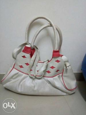 Hand bag white and pink colour combination.