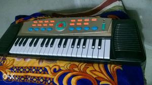 Hey I am selling my toy piano tell me if intrested