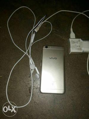 Vivo y53 new 4 month back add charger and headphones