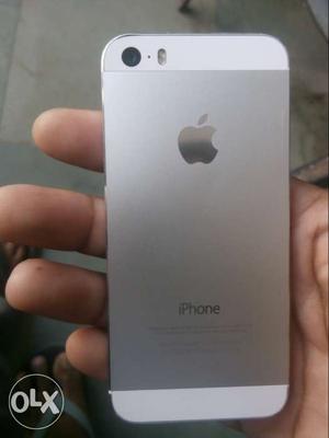 Apple iphone 5s silver 16gb showroom condition