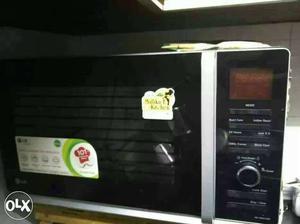 Microwave oven with oven proof idlimaker and