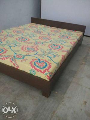 Queen size bed 5'x6' with matress
