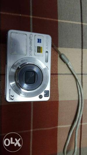 Sony cyber shot camera with downloading cable