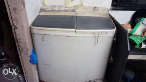 White Top-load Clothes Washer And Dryer