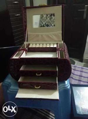 This is very beautiful bridal makeup box. n it's