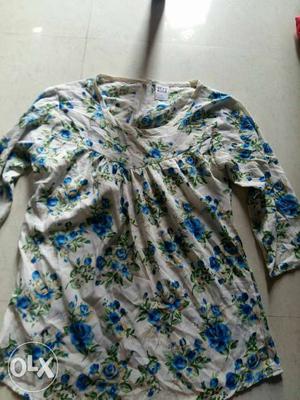 White And Blue Floral Scoop-neck Elbow-sleeved Shirt