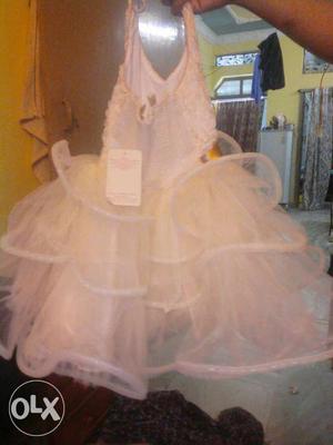 A brand new frock of grl for 1yr or above 1 yr