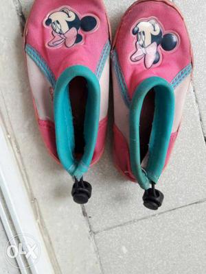 Red-and-teal Minnie Mouse Embossed Shoes