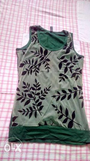 Girls top, size XL, green colour, new top,