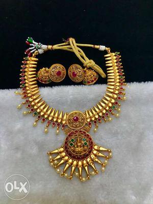 Gold-colored Ruby And Emerald Embellished Necklace With Pair