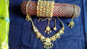 Jewelry r very nice designe.& 4- bangals r gold