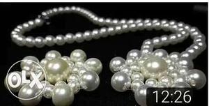 Pearl necklace with free flower pendant