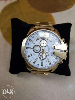 Round White And Gold Chronograph Watch With Gold Link