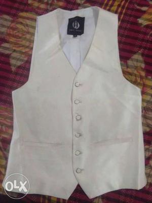 This waistcoat is for 500 Rs only never used