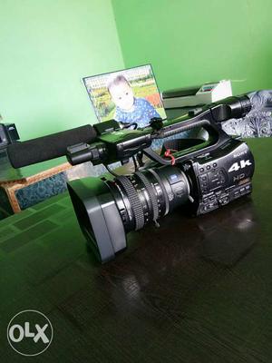 Full HD camera good condition 4 battery charger