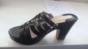 Paired Black Leather Platform Pump-heeled Sandal