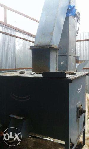 Poultry forms feeder machine