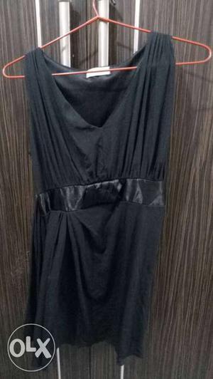 Black V-neck Sleeveless Top