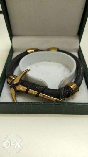 Kada type bracelet for both men and women..