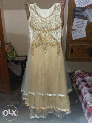 New outfitt sleevless party gown whole new, abi