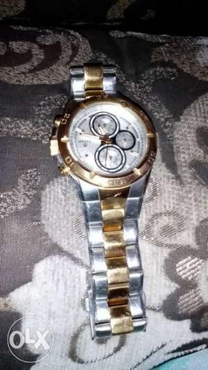 Round White Chronograph Watch With Gold-colored And