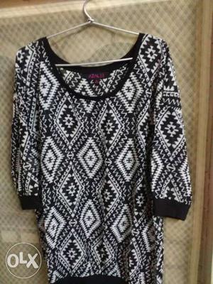 White And Black Tribal Print Scoop-neck Long-sleeved