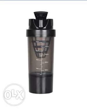 Black gym sipper and shaker