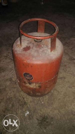 Gas cylinder with burner