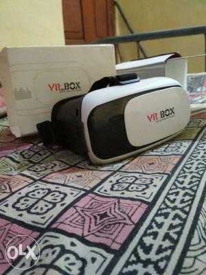White And Black VR Box Headset With Box