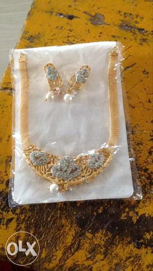 Gold-colored Pear Pendant Necklace And Pair Of Earrings