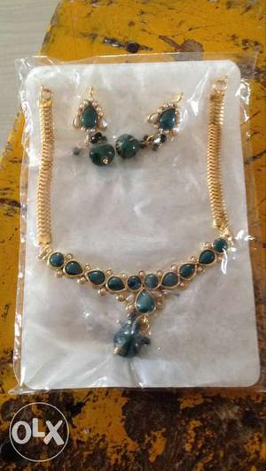 Green And Gold-colored Jewelry Set With Package