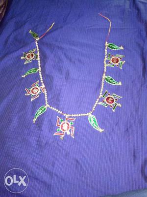 Green And Silver Pendant Necklace windows wall thoranam