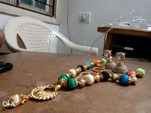 Multicoloured silk thread chain with pearl