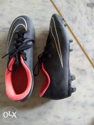 Original Nike mercurial football shoes.Size 8.In