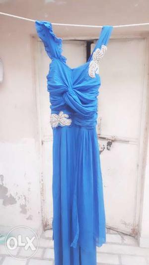 This preety Gown. one time use only. fit to s to