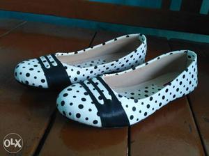 Women's Pair Of White-and-black Leather Flats