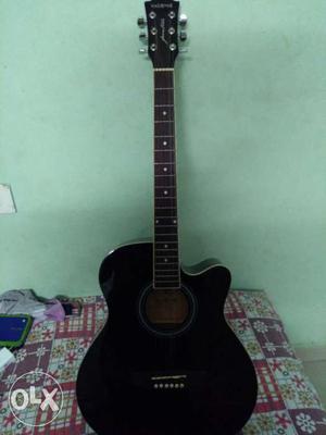 Guitar in 2.5k with guitar bag capo and 8 picks of different