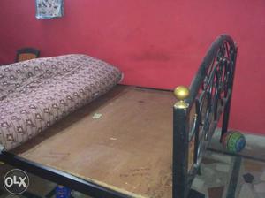 Iron bed 5*7 (queen size). For sale as shifting