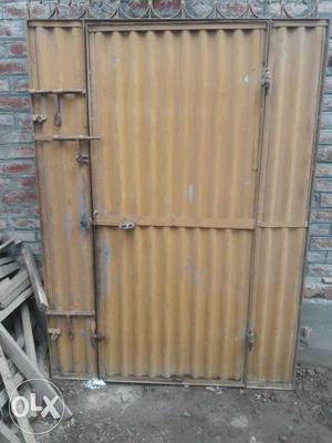 Iron gate size 6.5 ft × 4.5 ft. in excellent