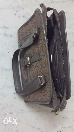 Ladies hand bag in good usable condition