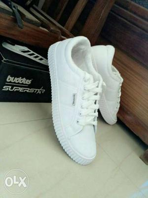 Pair Of White Low-top Sneakers With Box