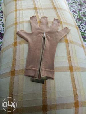 Surgical pain relieving gloves. Fine elastic